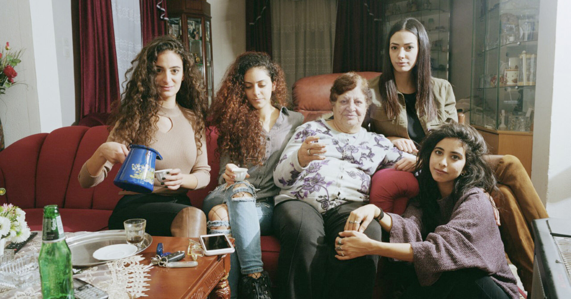 Vier junge Palästinenserinnen in  Tel Aviv, von Iris Hassid.