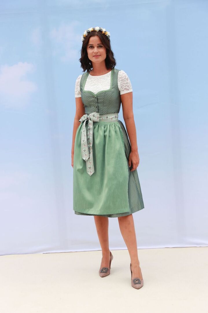 Model im salbeigrünen Dirndl