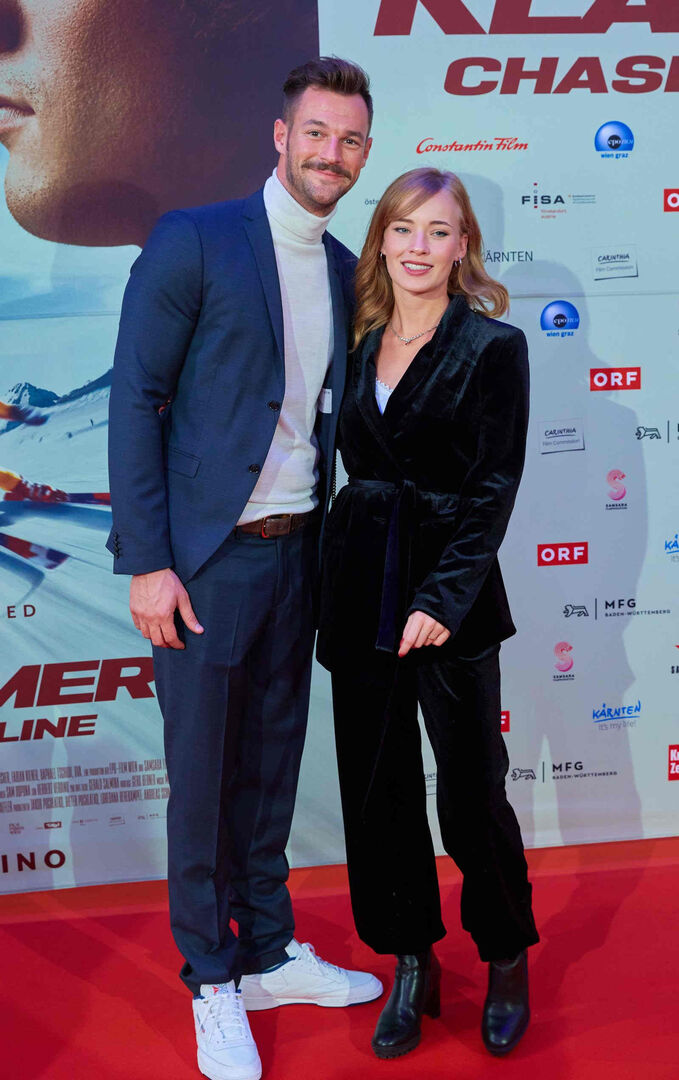 Paul Pizzera und Valerie Huber bei der Kinopremiere von &quot; Klammer - Chasing the Line&quot;.