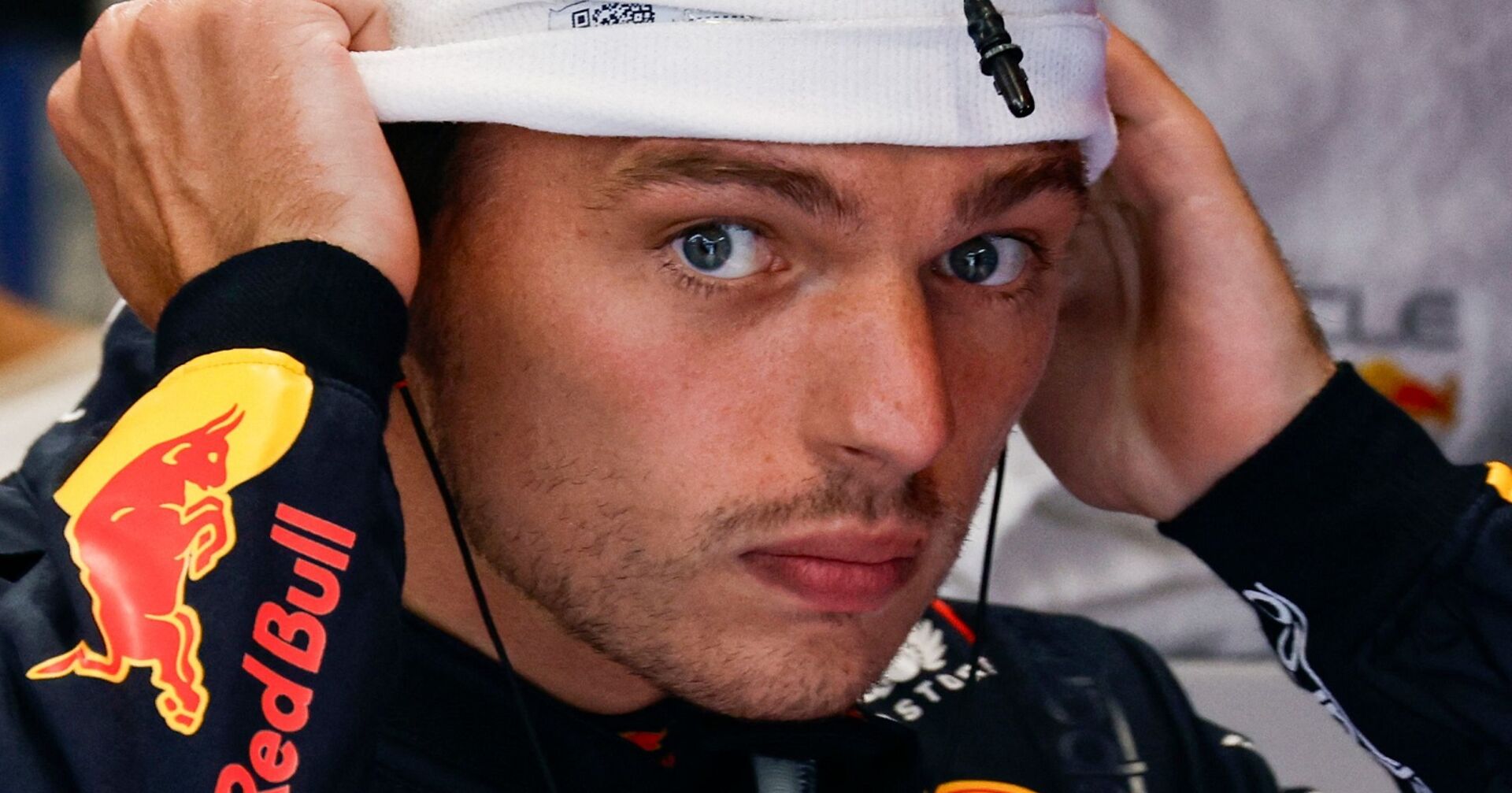 Max Verstappen in Großaufnahme, er bereitet sich auf das Training vor.
