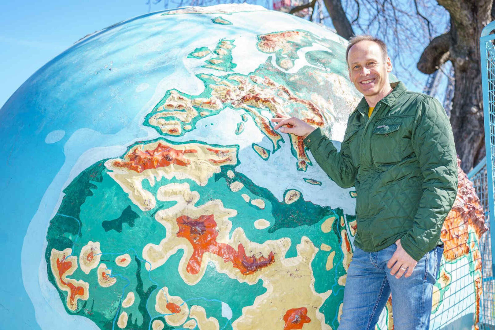 Marcus Wadsak vo reinem riesigen Globus.