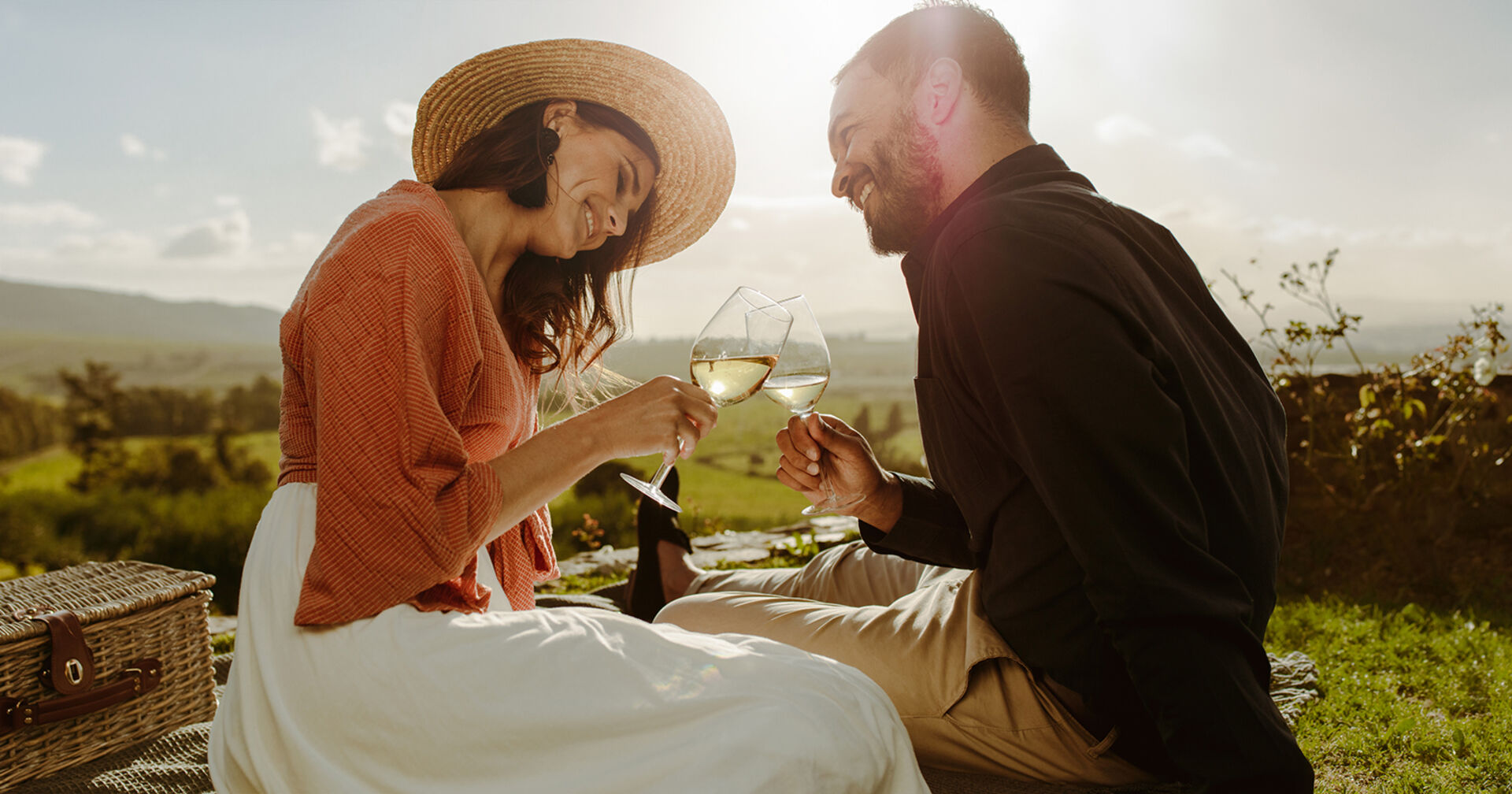 Paar trinkt Wein auf einer Wiese | Credit: iStock.com/jacoblund