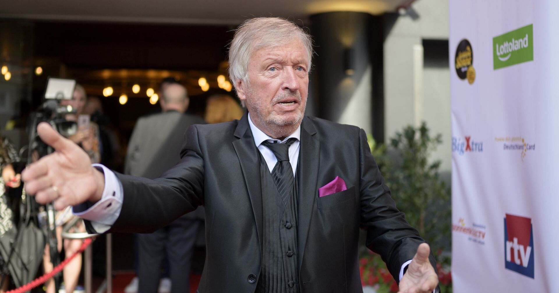 Werner Schulze-Erdel im Anzug und wild gestikulierend.