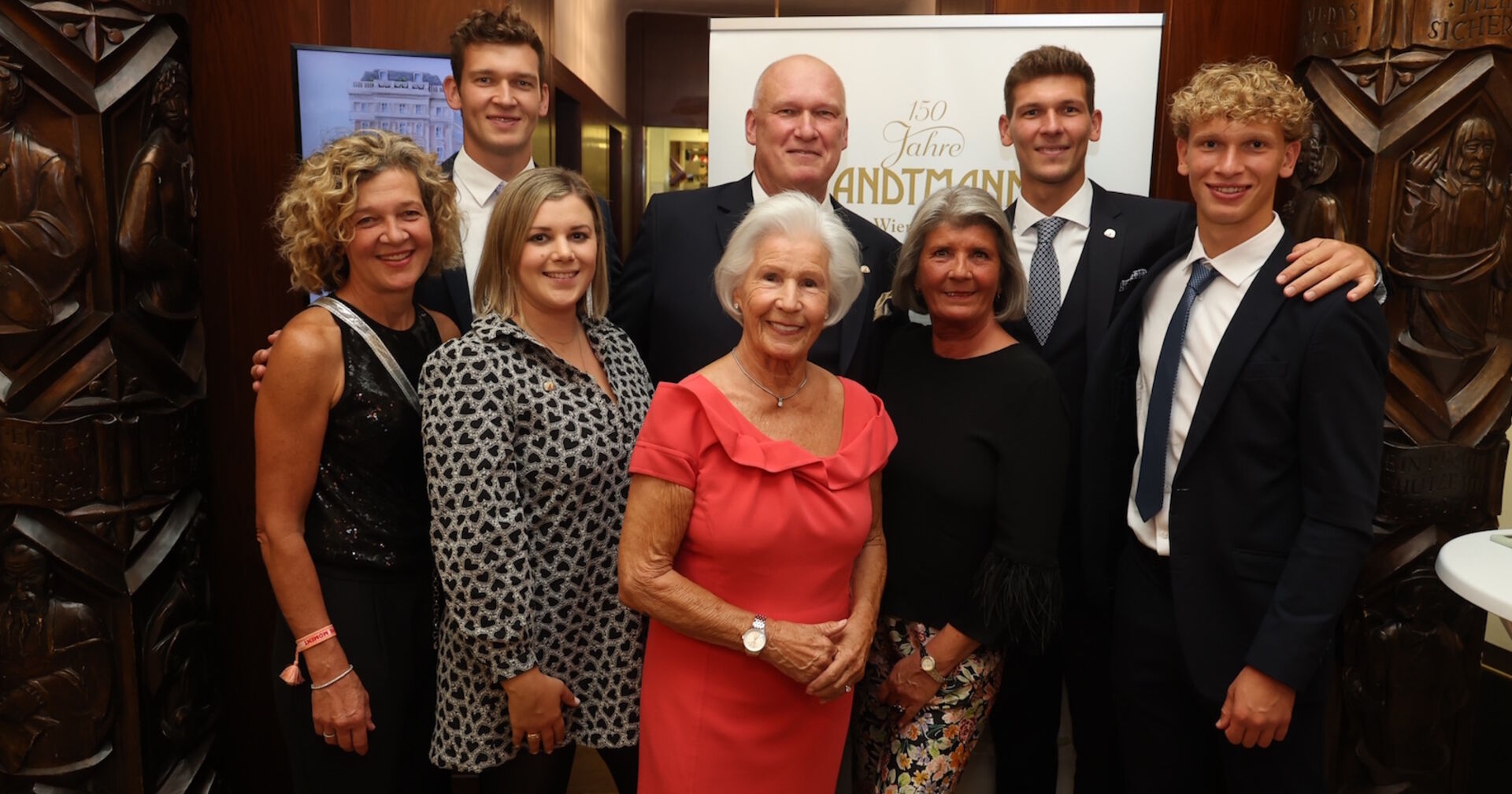 Die gesamte Gastronomenfamilie Querdfeld feiert das Landtmann-Jubiläum| Credit: Richard Schuster