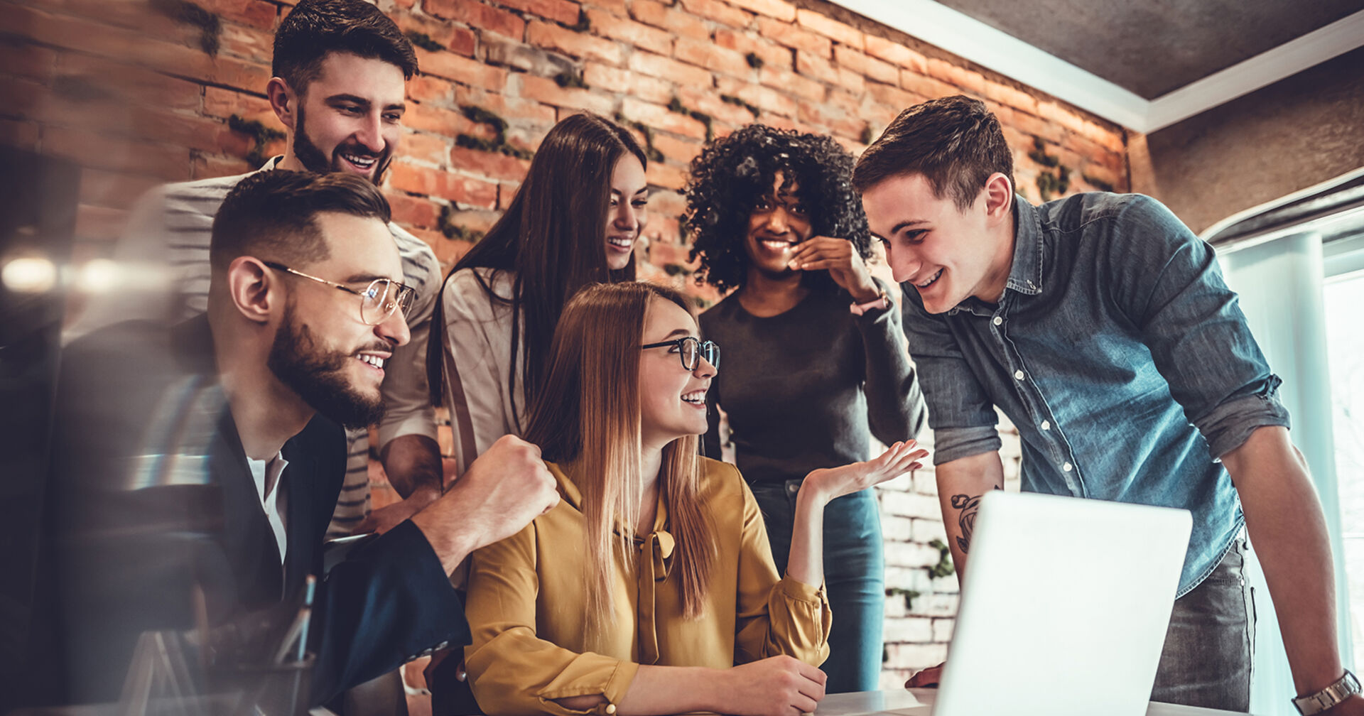 Team bestehend aus jungen Frauen und Männern | Credit: iStock.com/Harbucks