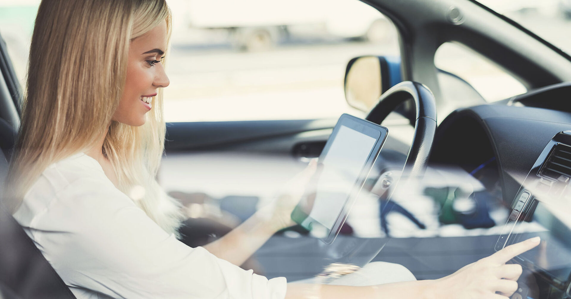 Junge Frau hinter dem Steuer eines E-Autos | Credit: iStock.com/vadimguzhva