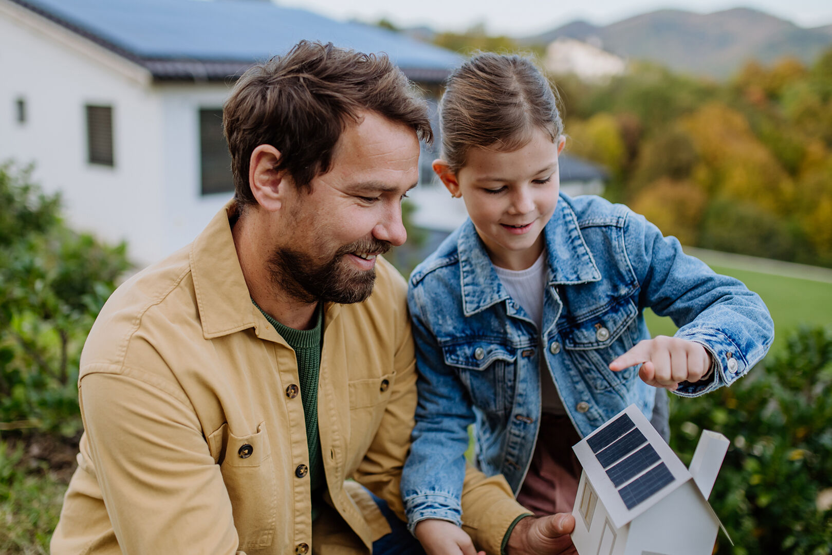 Junger Vater mit Tochter vor seinem Haus | Credit: iStock.com/Achim Schneider/reisezielinfo.de