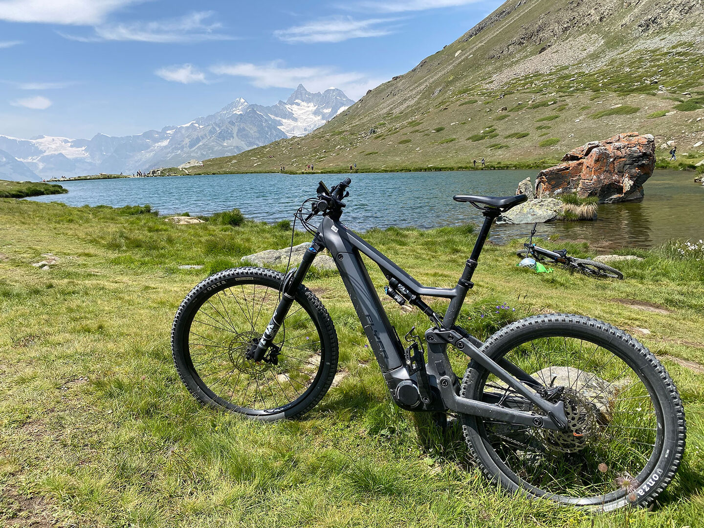 Fahrrad vor der Kulisse der Schweizer Alpen | Credit: Richard Mauerlechner