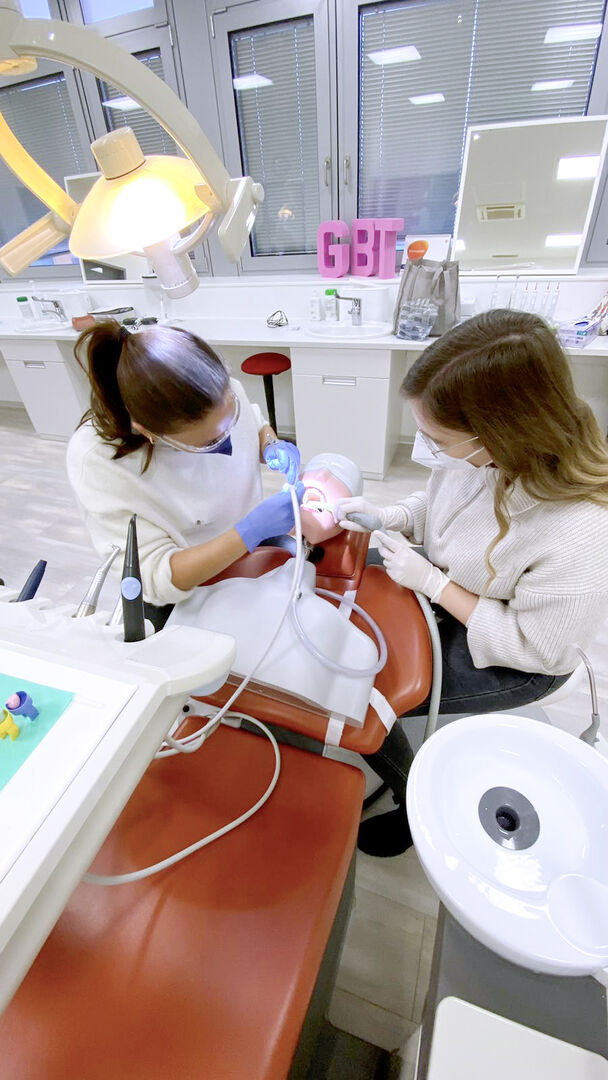 Lehrling und Ausbildende | Credit: FAZ Fortbildungsakademie ZAHN