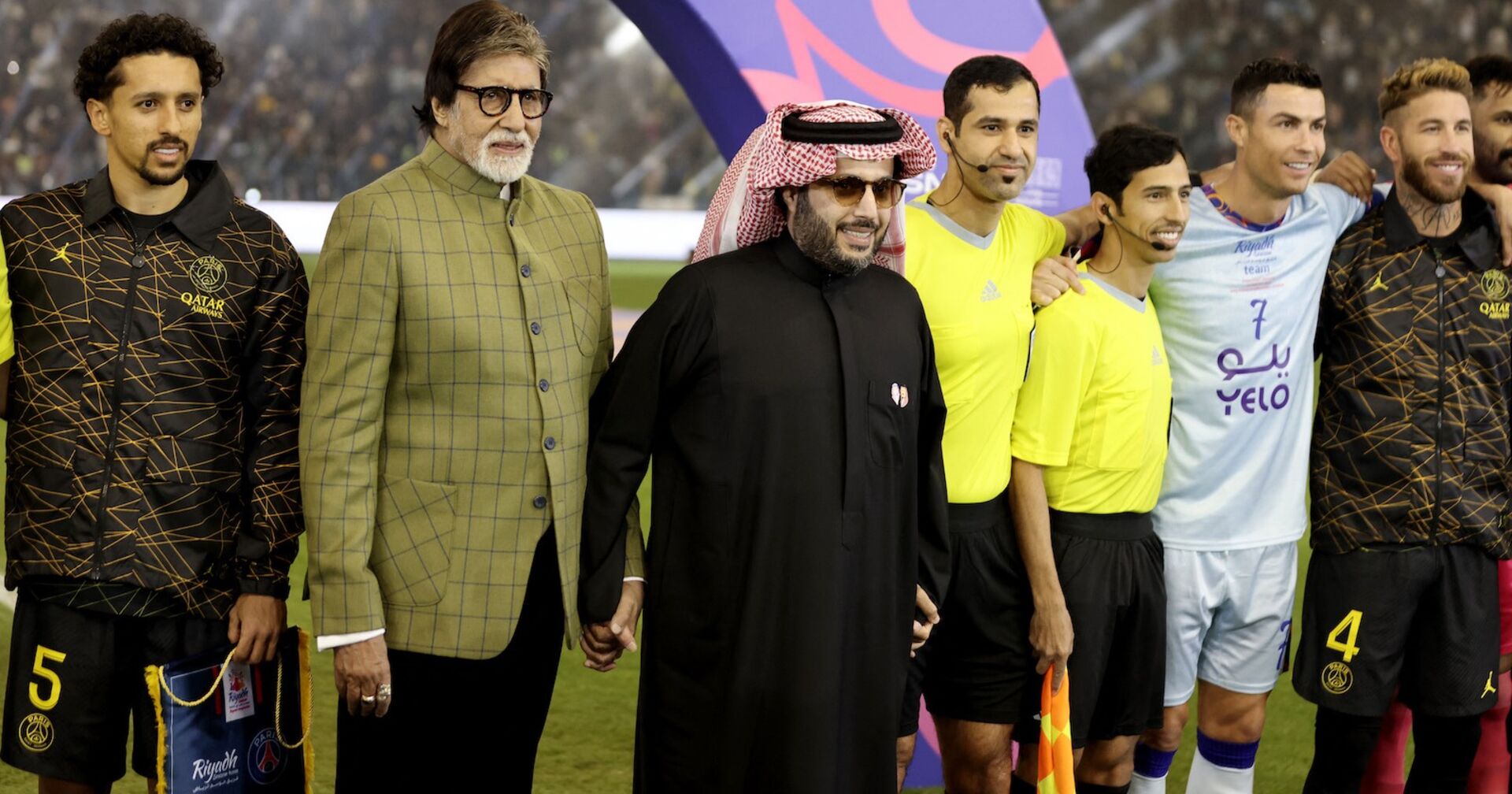 Ein offizieller der Saudi Professional Leauge auf dem Spielfeld mit zwei Schiedsrichtern sowie Cristiano Ronaldo und Sergio Ramos