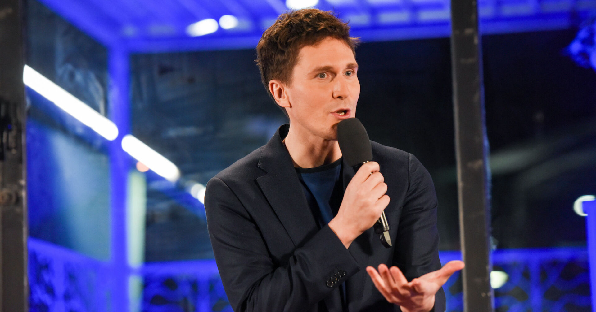 Porträt auf der Bühne mit Mikrofon in der Hand