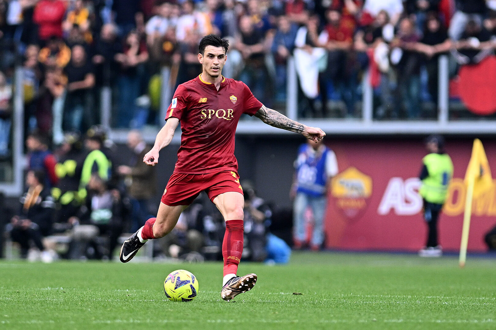 Roger Ibanez, der kurz davorsteht, einen Pass zu spielen