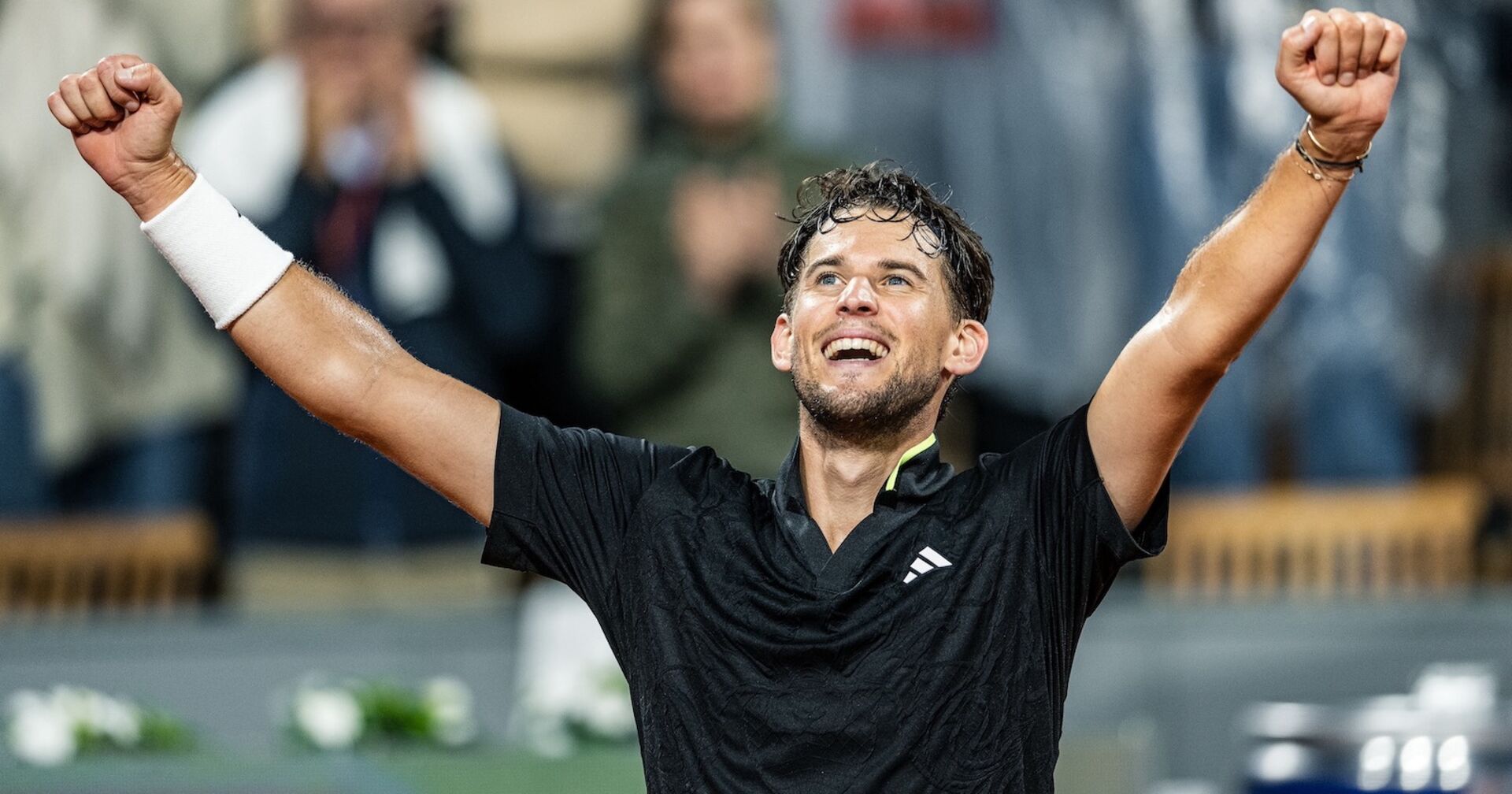 Dominic Thiem, der jubelnd beide Arme in die Höhe streckt