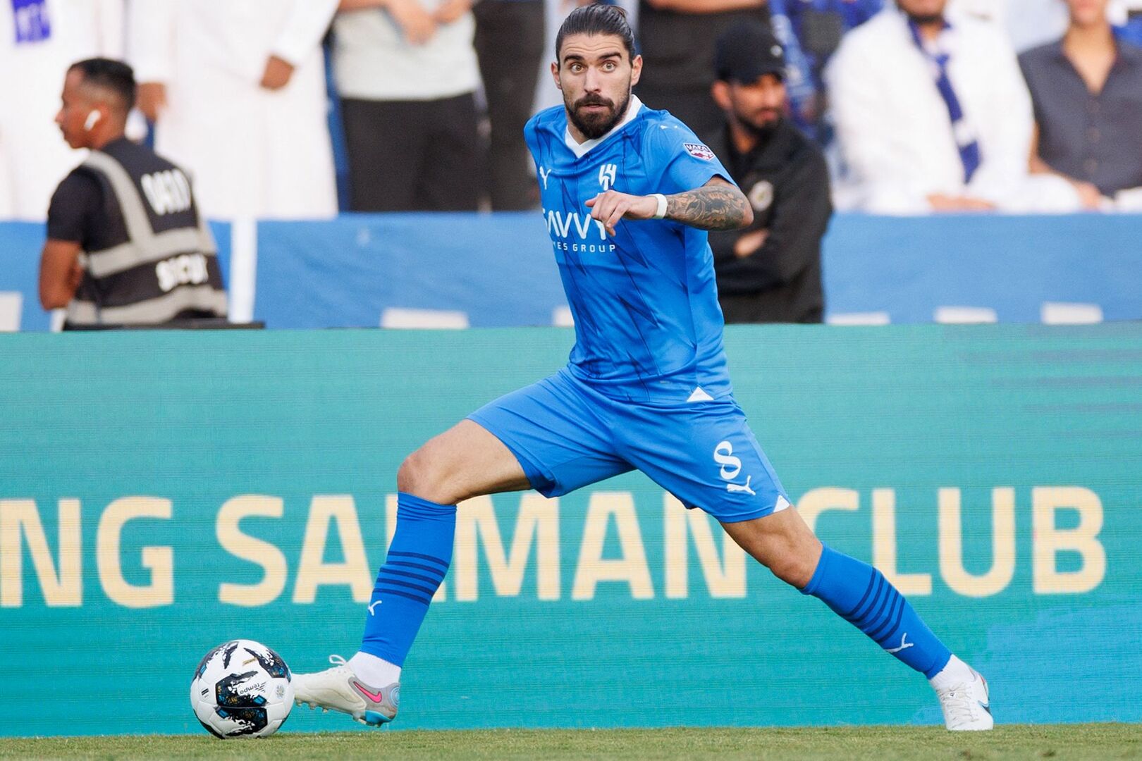 Ruben Neves, der mit dem Ball den Spielfeldrand entlangsprintet