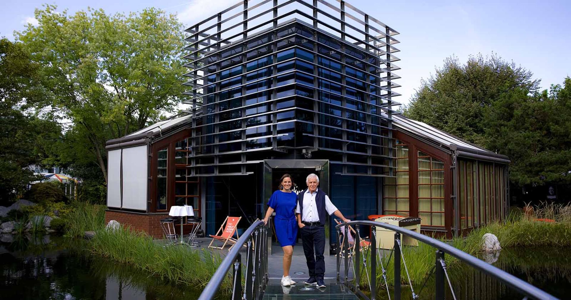 Sepp Hartinger mit Tochter Susanne vor der Agenturvilla