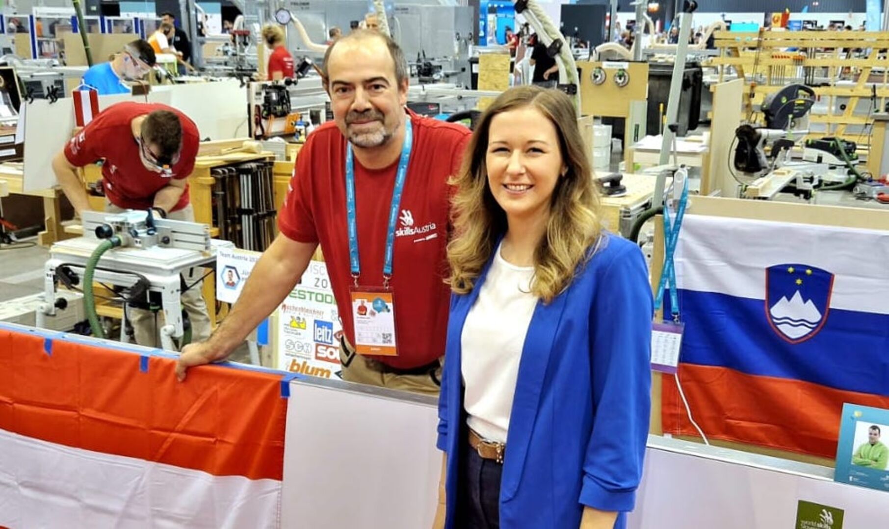 Claudia Plakolm mit Experten