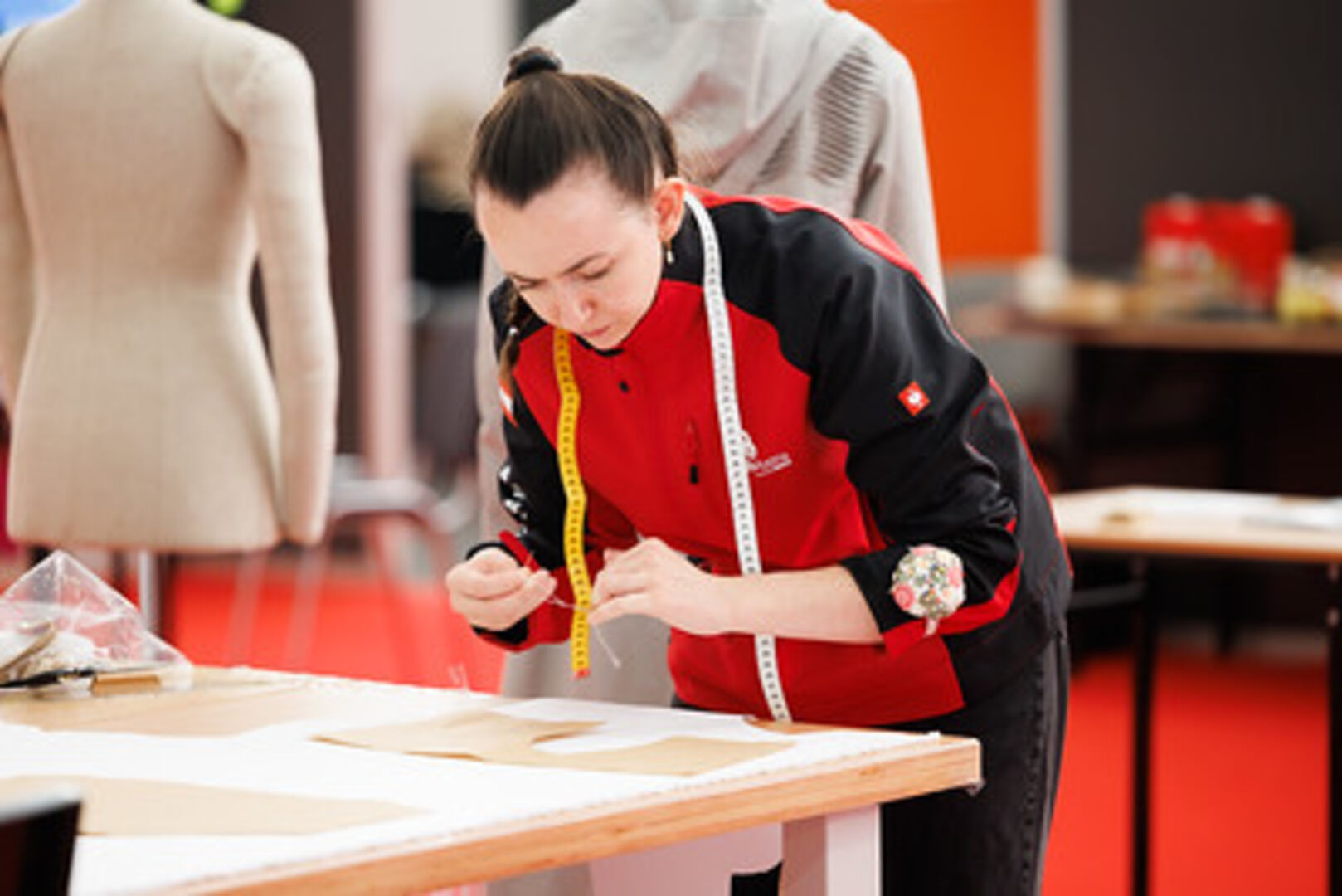 Anna Maria Theurl wohnt in Graz und arbeitet bei der Vossen GmbH &amp; Co. KG. Sie tritt im Beruf Mode Technologie an.