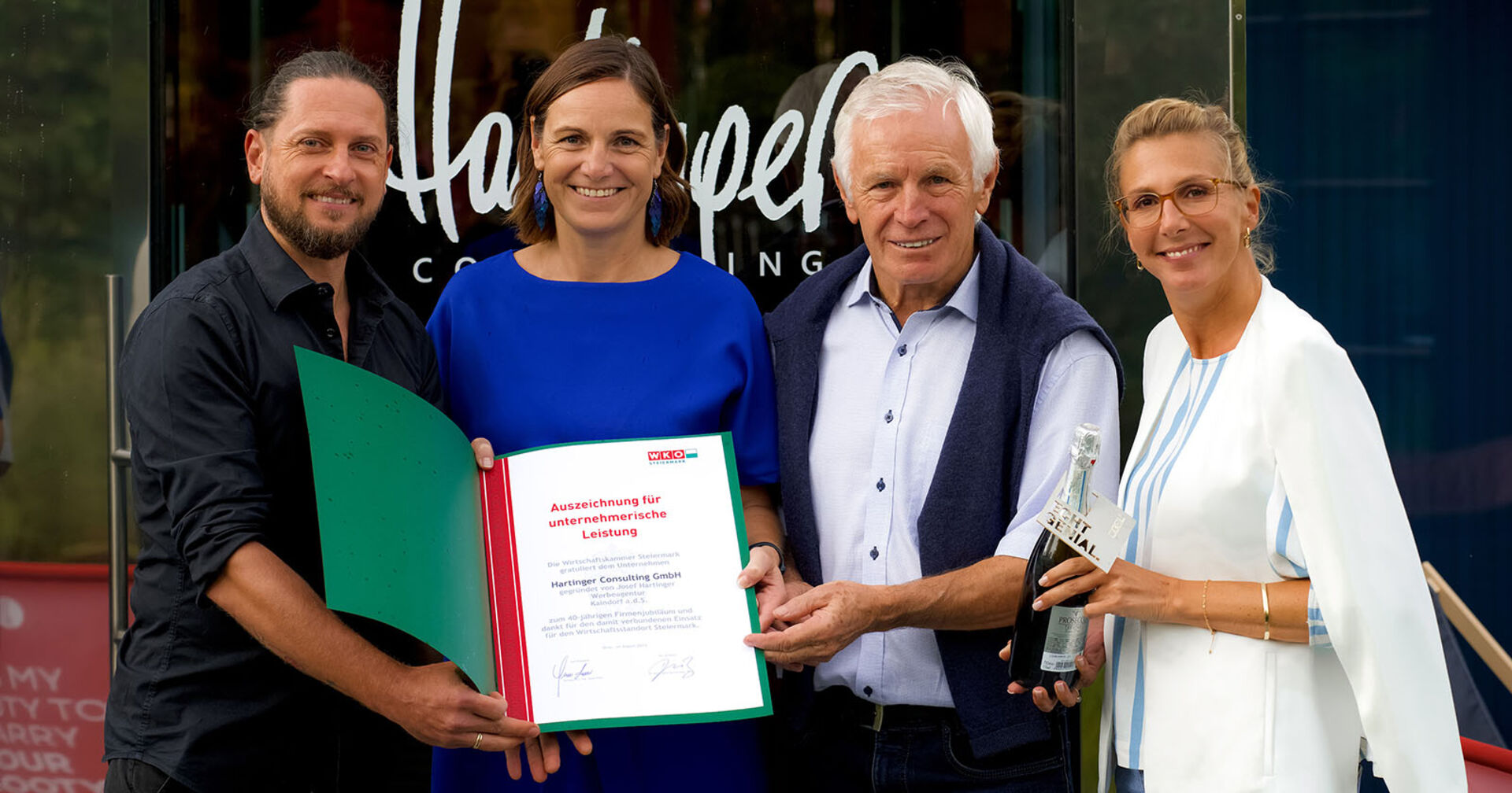Agenturgründer Sepp Hartinger und Tochter Susanne Hartinger mit Vertretern der Wirtschaftskammer