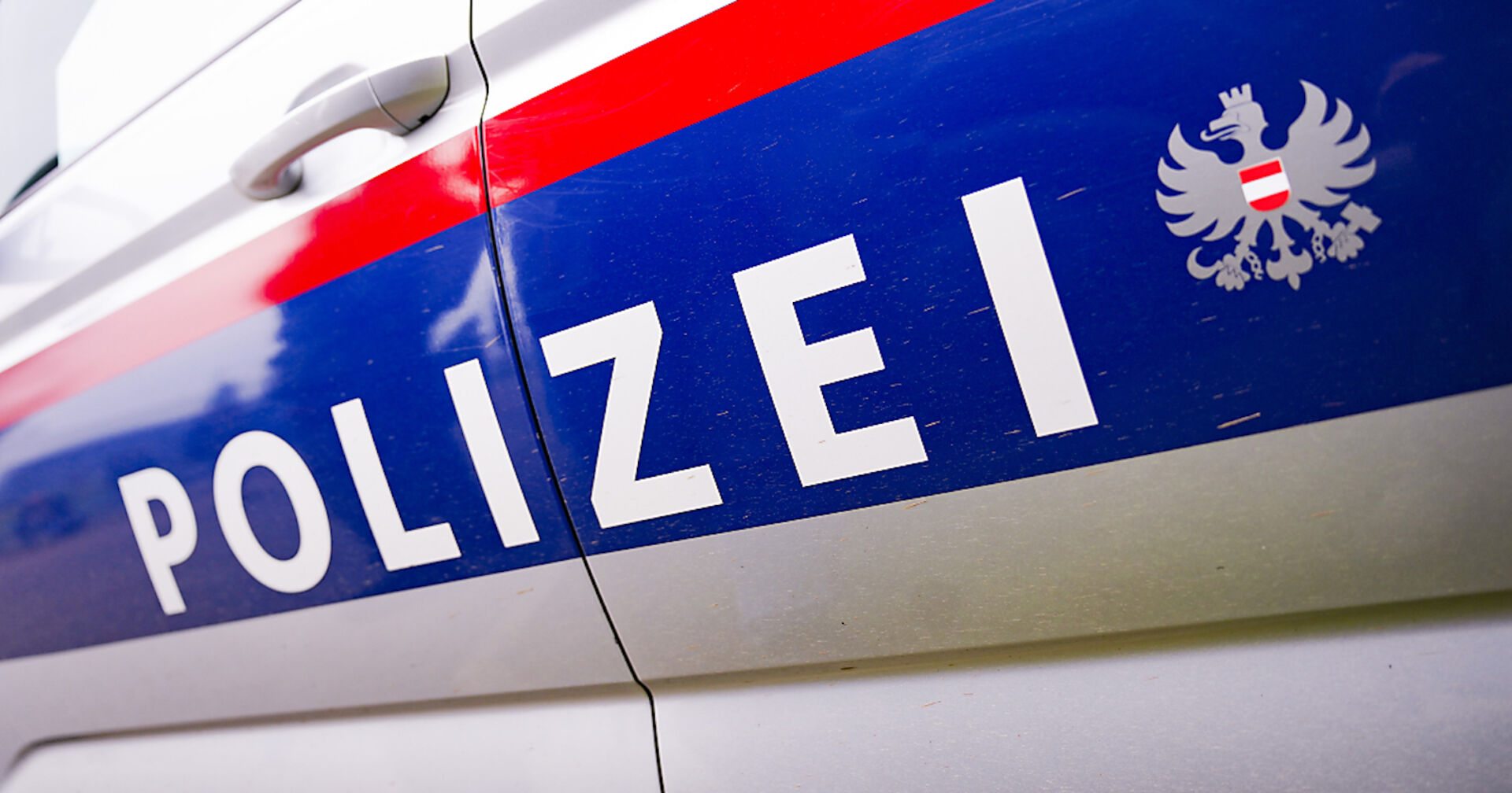 Die Aufschrift &quot;Polizei&quot; auf einem Einsatzwagen