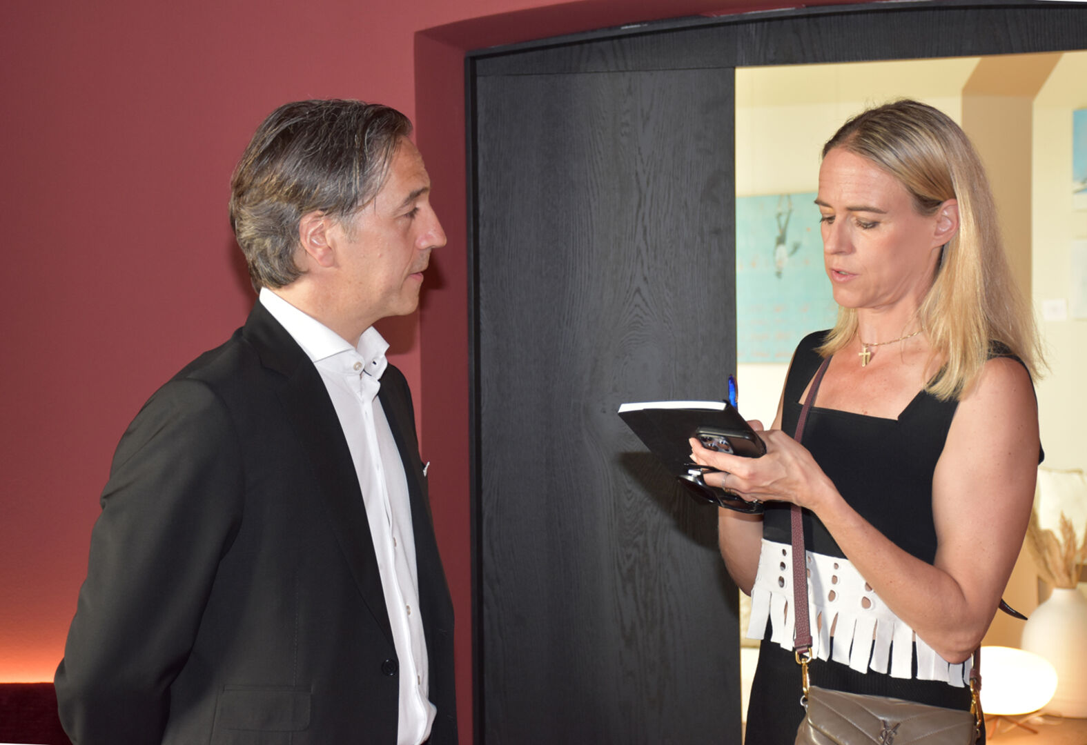 Axel Pfefferkorn (GF peppercollection und Hotelmanagement Seehotel am Kaiserstand) im Interview mit Rec Carpet-Journalistin Andrea Vodermayr