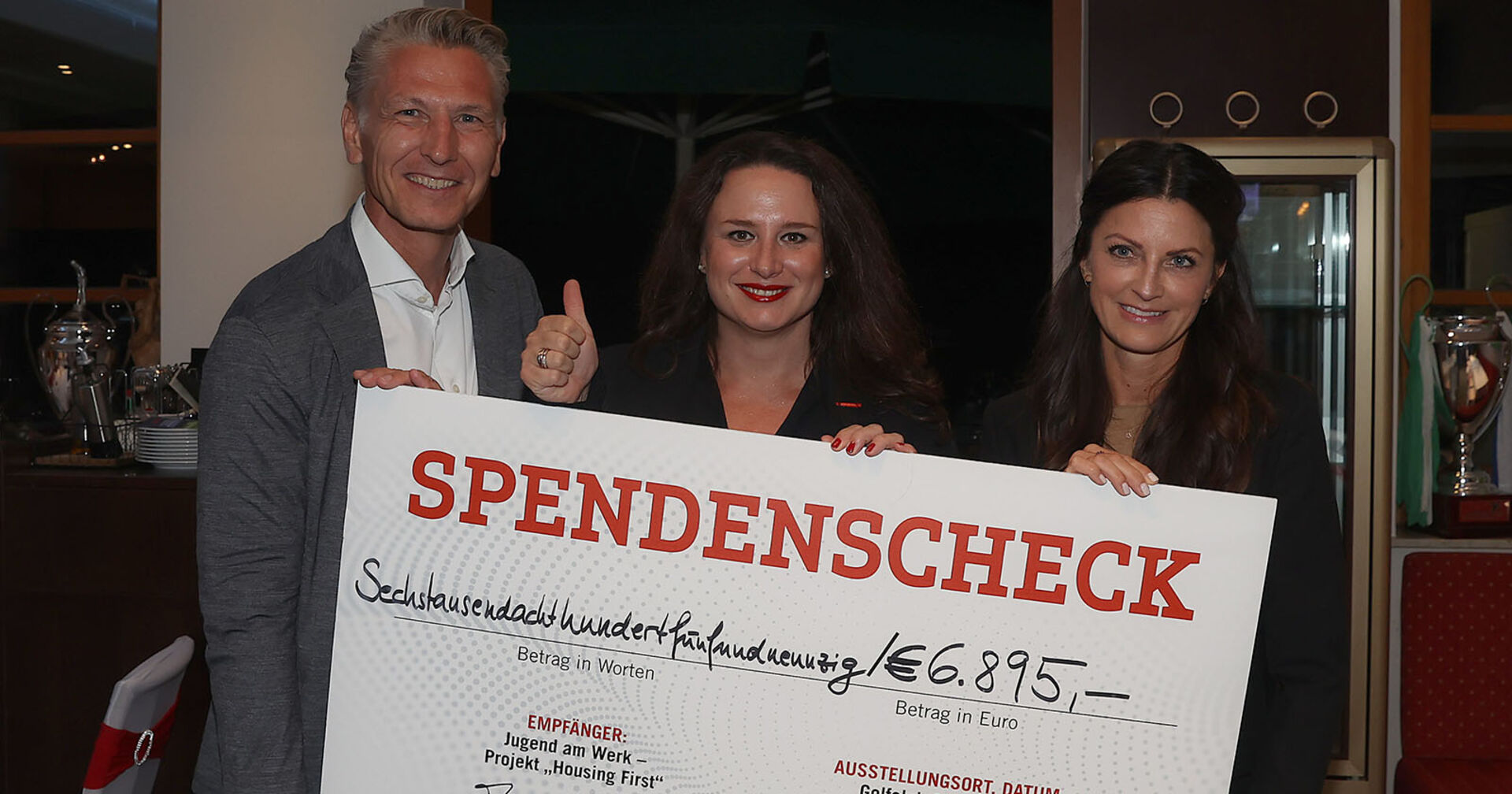 Michael Witsch (Wiener Städtische), Sandra Schimmler (Jugend am Werk) und  Nadja Tanzer (Weekend Magazin) bei der Scheckübergabe.