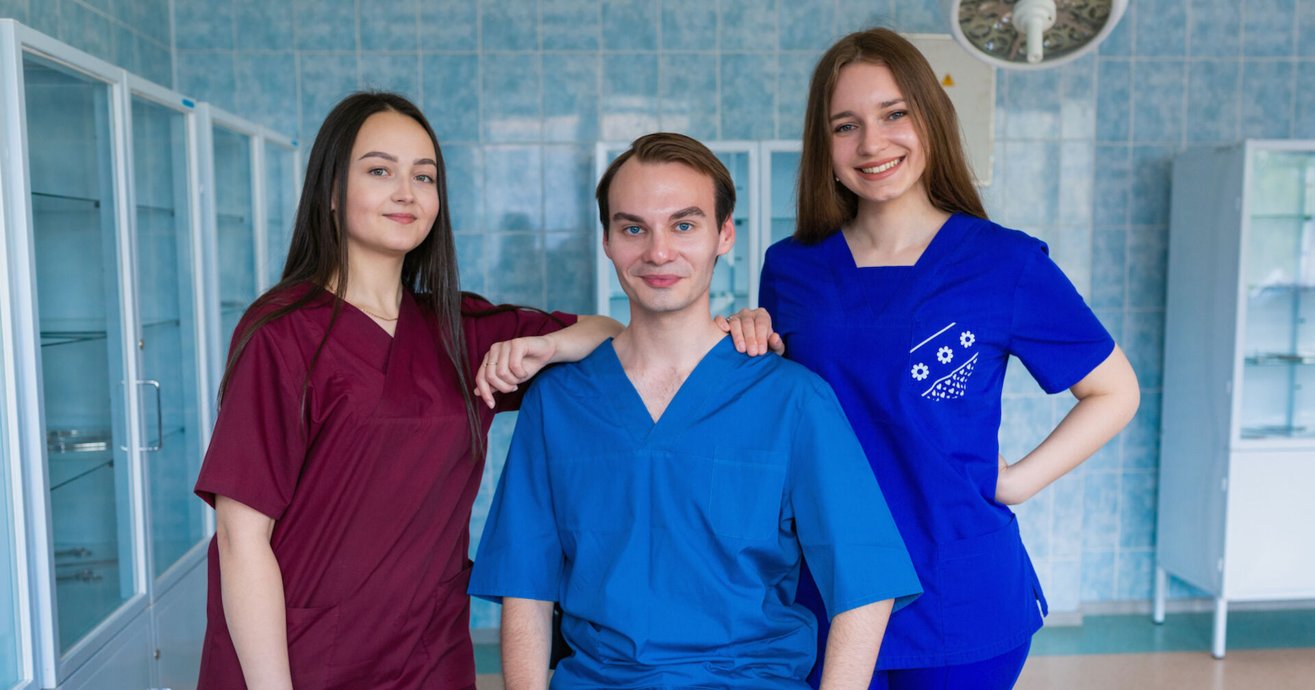 Drei junge Menschen in mezinischem Umfeld