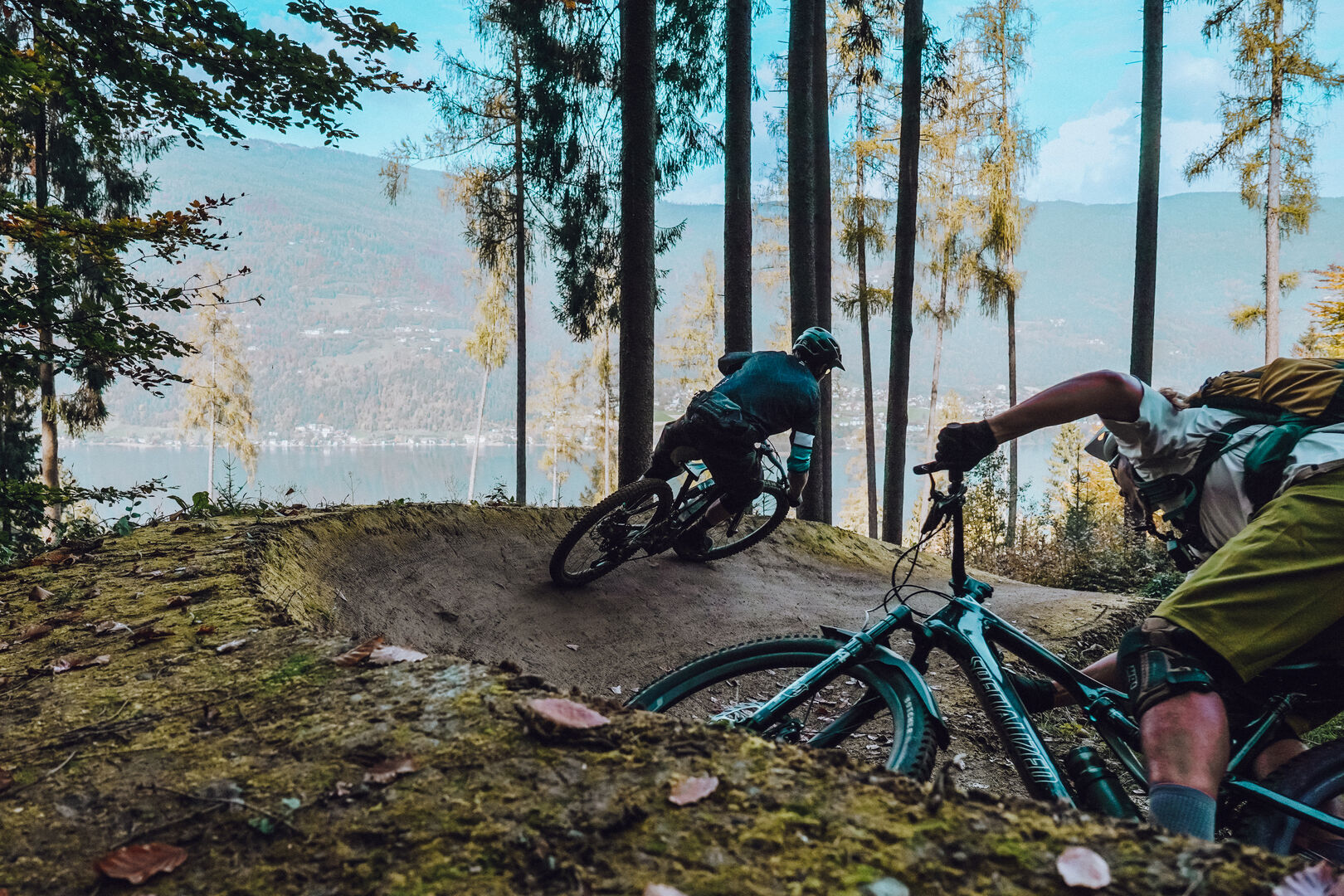 Mountainbike-Fahrer im freien Gelände bei schönem Wetter