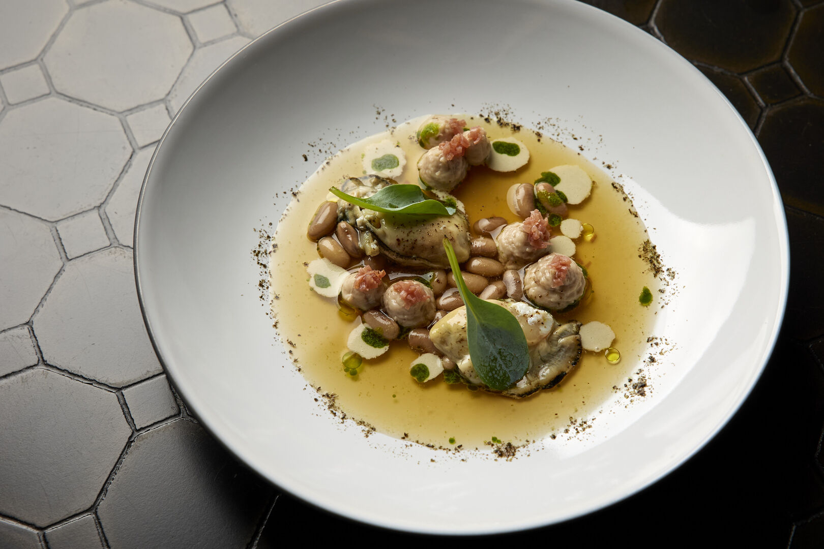 Köstliches Gericht auf einem großen Teller