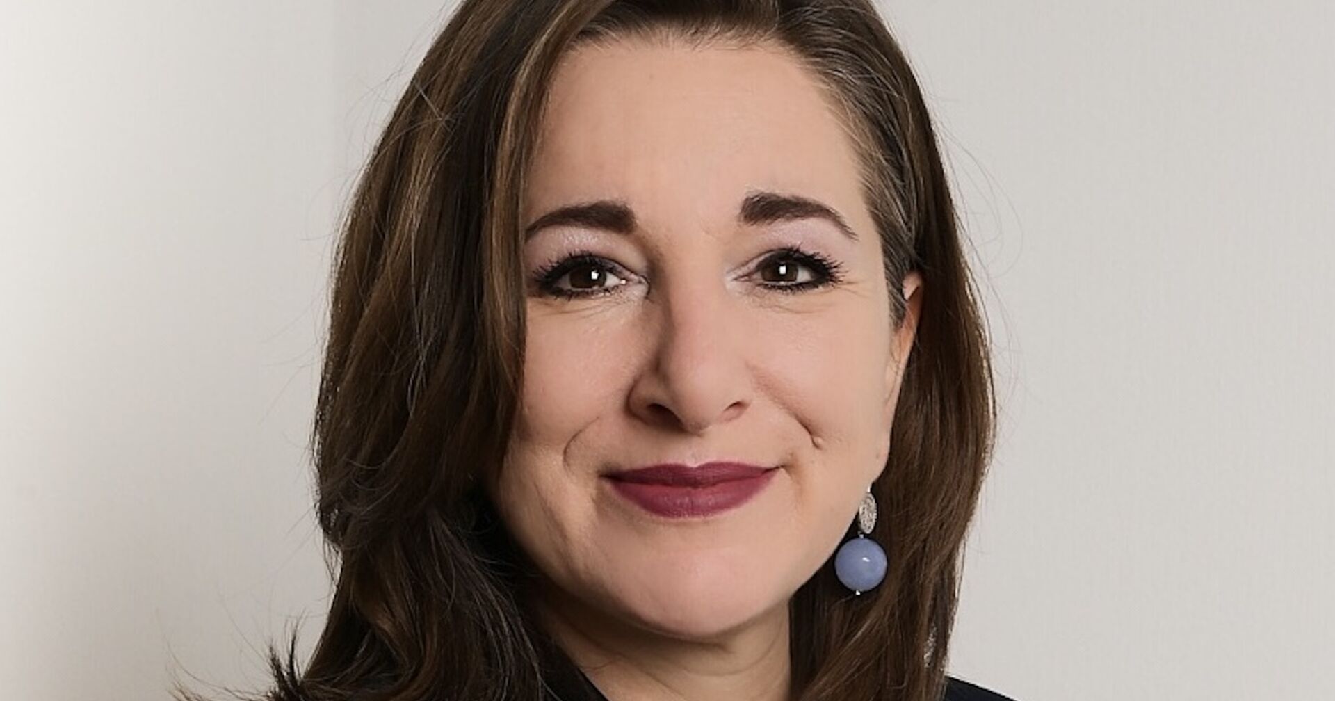 Bettina Kohlweiss im Business-Outfit mit Ohrringen | Credit: Andrea Pobst/apbild.at