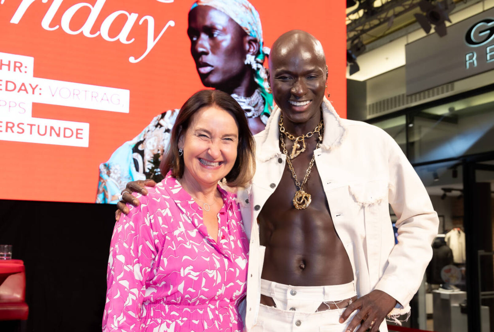 Center-Managerin Mag. Edith Münzer und Topmodel Papis Loveday