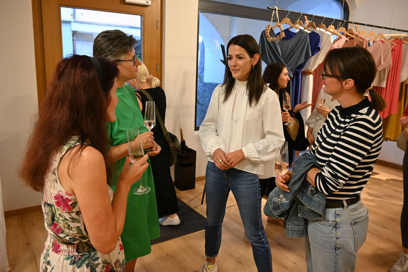 Christine Gabriel (Änderungsschneiderei), Monika Wolf, Carmen Mueller (Feinsein) und Catherine Diethelm (Bacibu Stoffwindel) am Netzwerken.