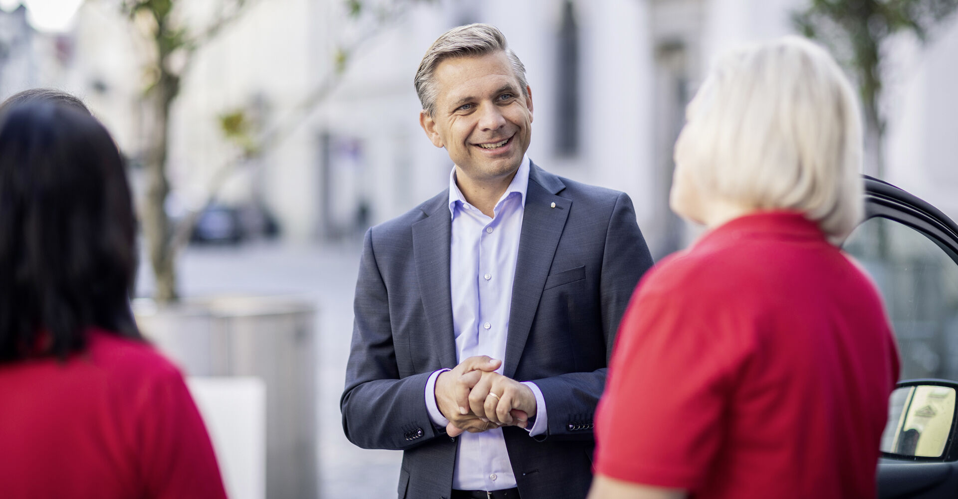 Dr. Wolfgang Hattmannsdorfer im Gespräch mit Wählerinnen | Credit: Land OÖ/Max Mayrhofer