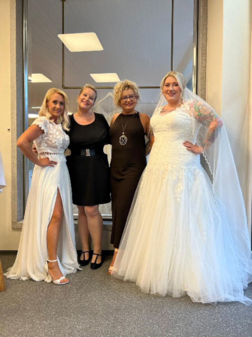 Frauen bei der Eröffnung des Stores.