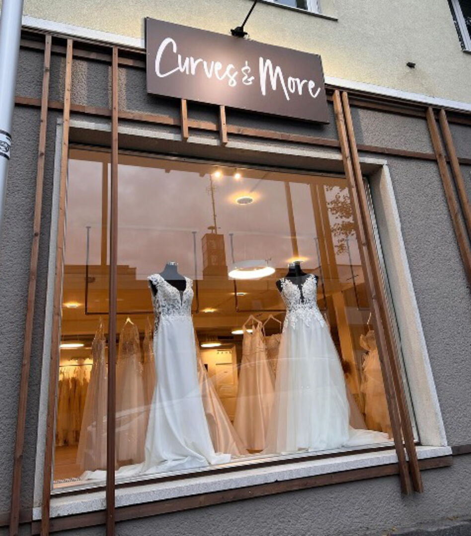 Schaufenster mit Kleidern.