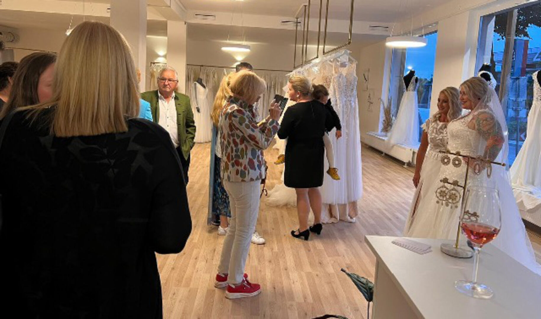 Brautkleider wurden anprobiert.