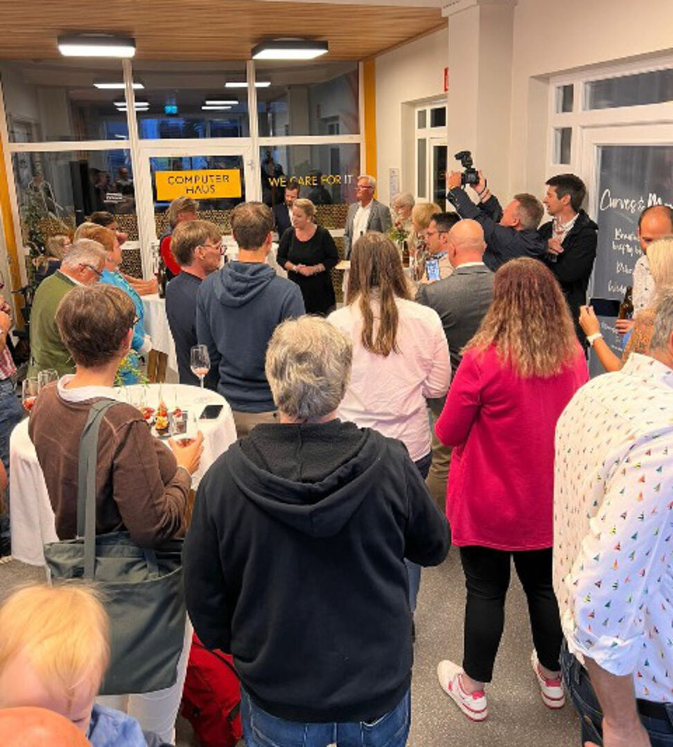 Viele Menschen kamen zur Eröffnung des Stores.