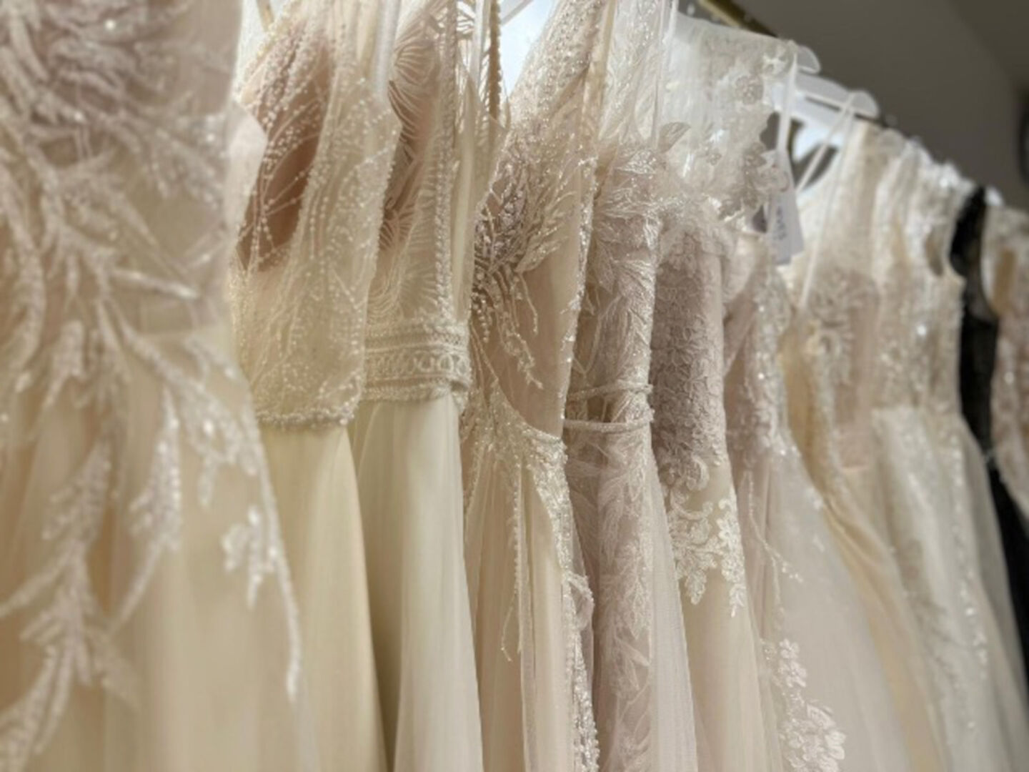 Unterschiedliche Brautkleider.