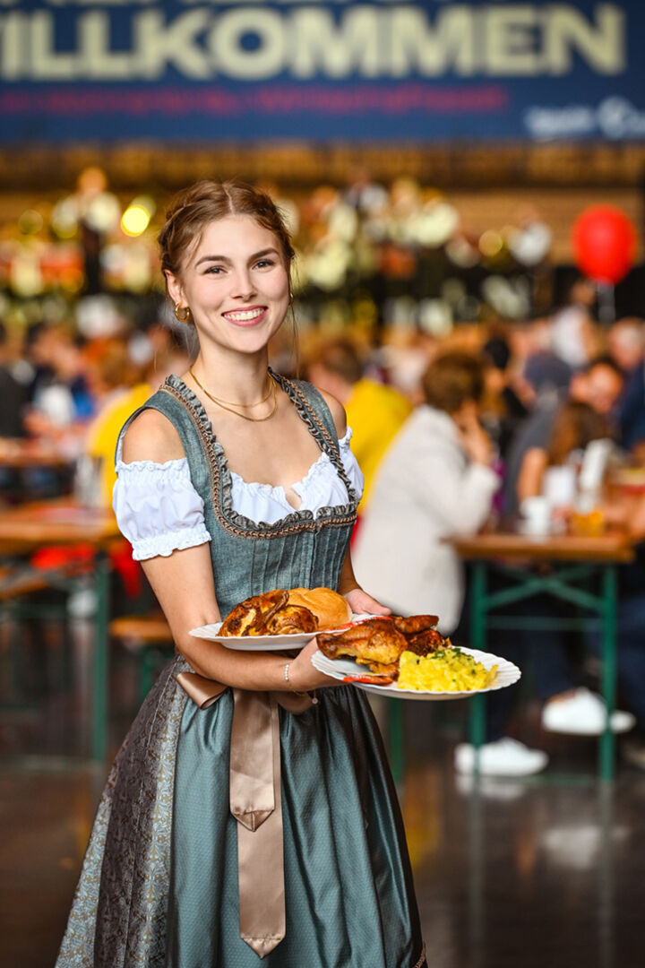 Im prächtig geschmückten Mohrenbräu-Wirtschaftszelt locken Messehennele...