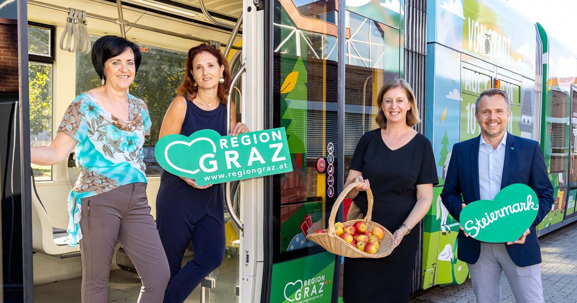 Sylvia Loidolt (Vorsitzende Erlebnisregion Graz), Susanne Haubenhofer (Geschäftsführerin Erlebnisregion Graz), LRin Barbara Eibinger-Miedl, Michael Feiertag (Geschäftsführer Steirische Tourismus und Standortmarketing) bei der Präsentation der Straßenbahn.