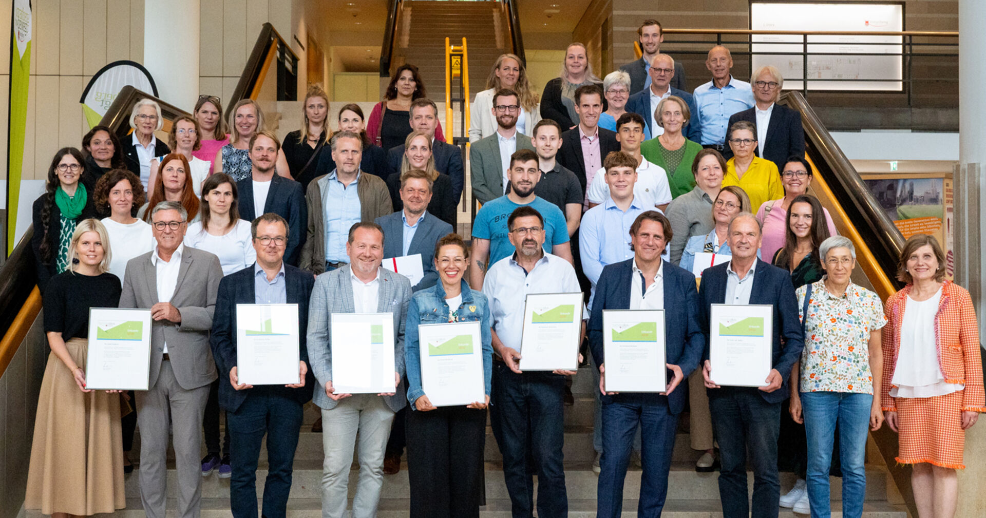 Im feierlichen Rahmen des Montfortsaals des Landhauses wurde das Gütesiegel des Landesprogramms familieplus verliehen.