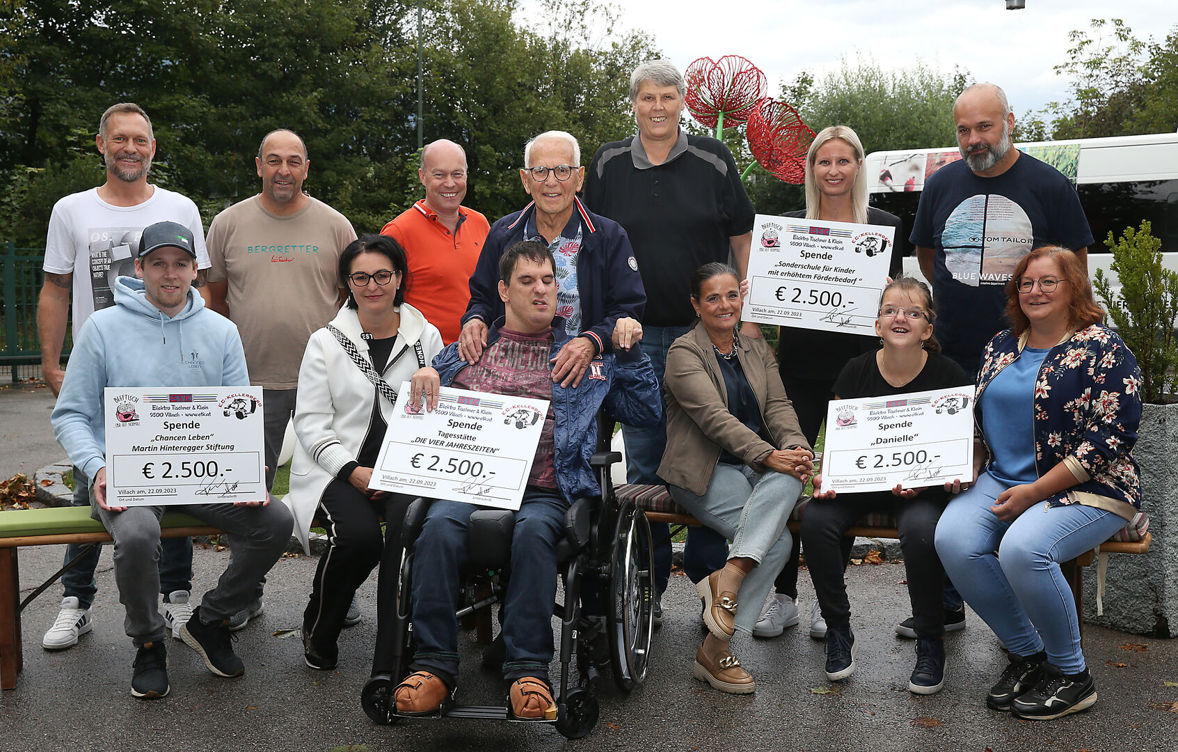 Viele strahlende Gesichter bei der Scheckübergabe im Zuge des 5. Charity Ausschankes am Villacher Kirchtag 2023