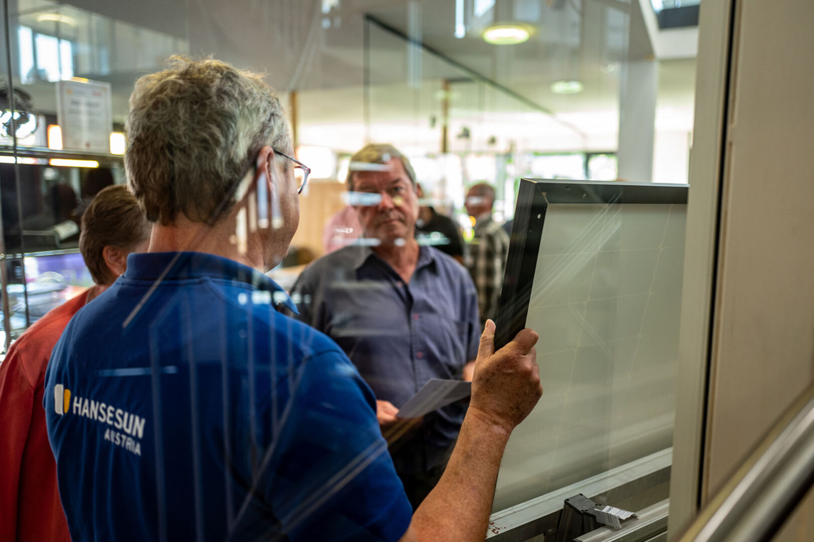 Die Photovoltaik-Profis von Hansesun sind auch beim Sonnenwiesenfest für alle Fragen rund um saubere Sonnenenergie mit ihrer Expertise zur Stelle.