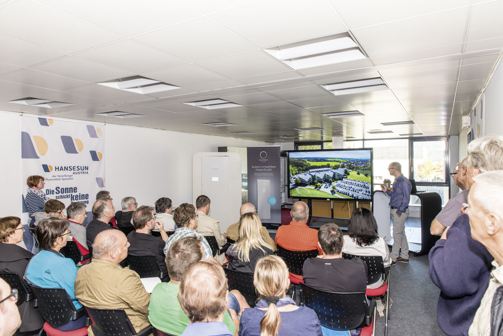 Fachvorträgen über die aktuelle Fördersituation und das optimale Zusammenspiel von PV-Anlage mit Wärmepumpen, Stromspeicher und E-Auto.