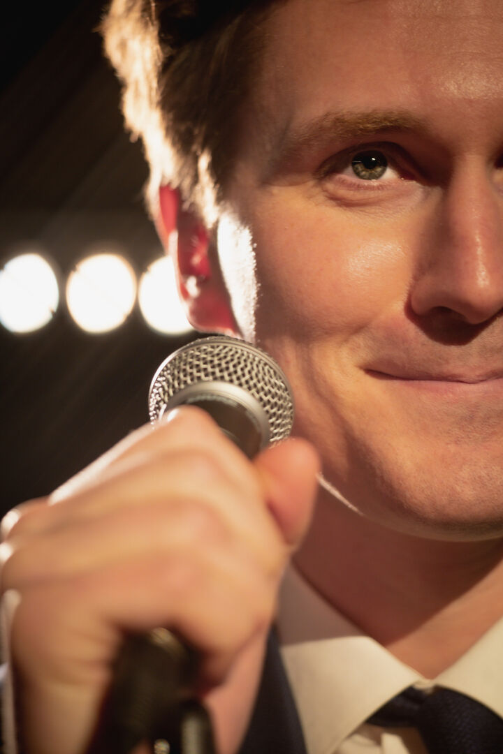 Nahaufnahme, Ausschnitt von Gesicht und Mikrofon