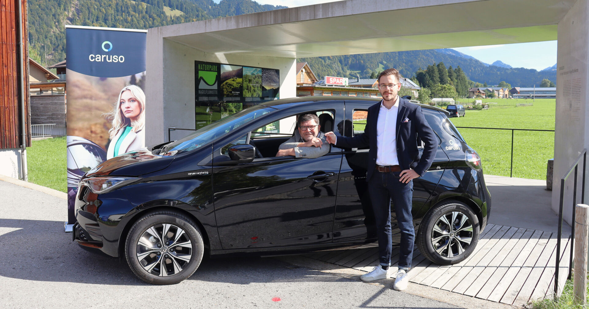 Gerhard Beer, Bürgermeister Hittisau und Niko Fischer, Geschäftsführer Caruso Carsharing