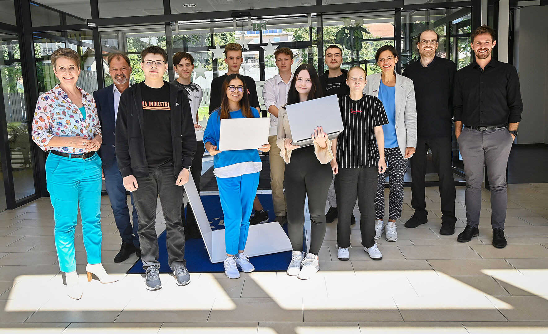 Lehrlinge mit Ausbildnern (ÖBB und Infineon)