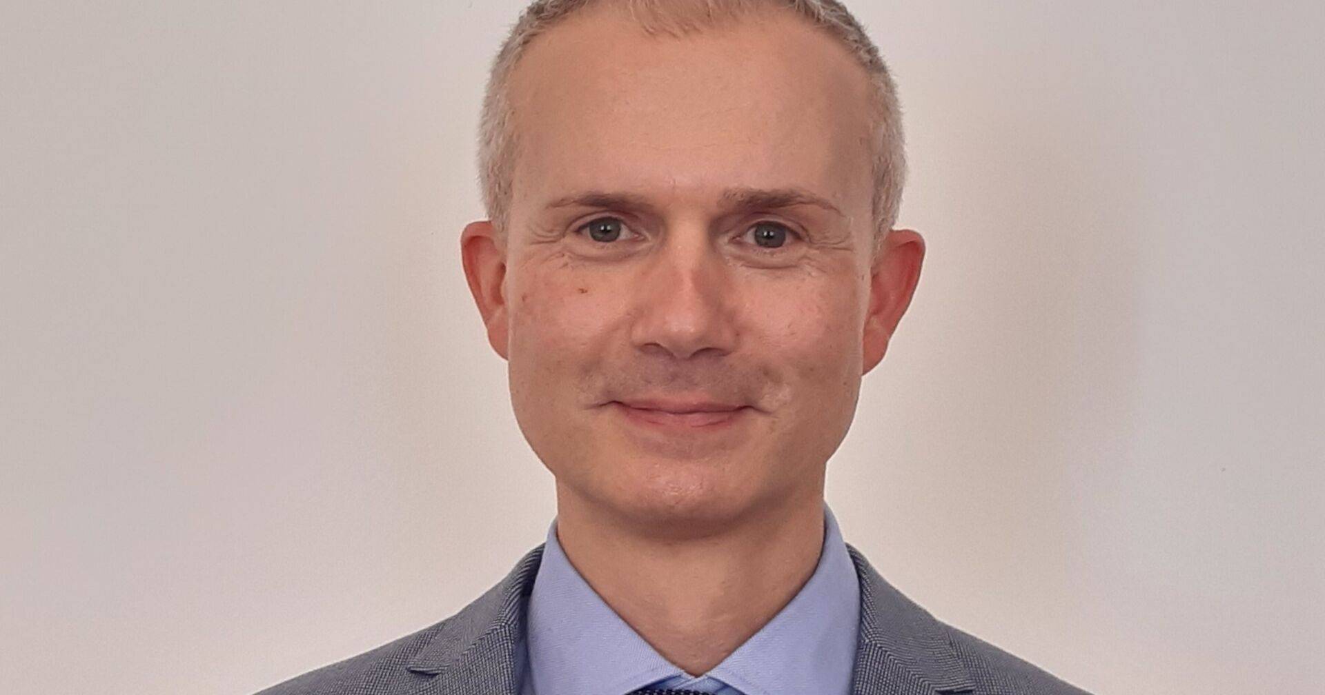 Schulpsychologe Jürgen Bell im Anzug | Credit: privat