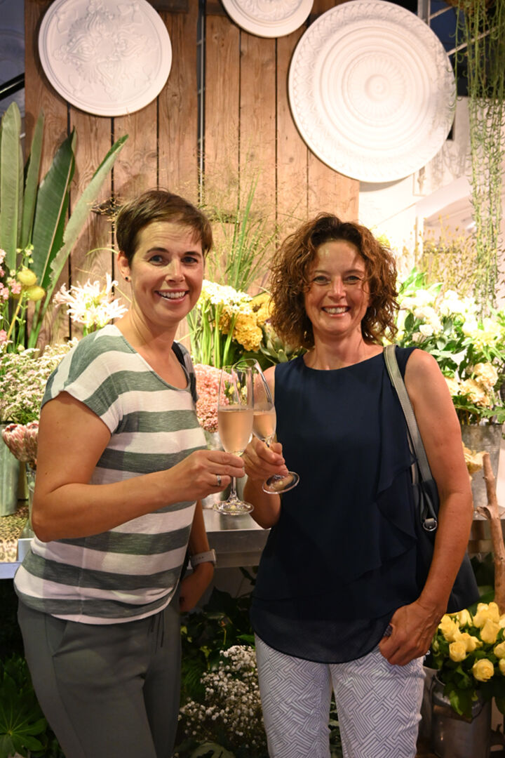 Jutta Mengeng und Ilga Schnell-Falch (FMTec.) feiern den gelungenen Abend.