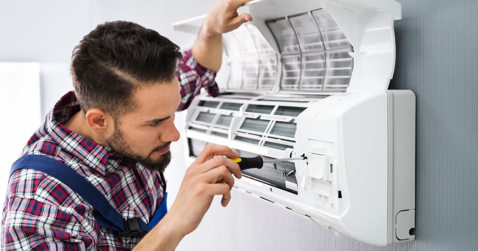 Techniker arbeitet an einer Klimaanlage