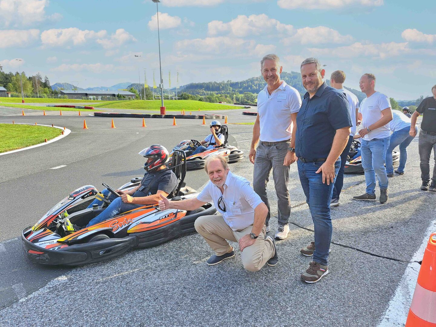 Personen stehend und kniend mit Go-Kart am Fahrsicherheitszentrum